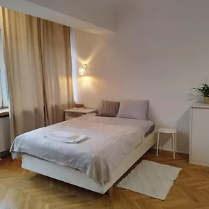 https://pokoje-kwatery-na-wochach-ul-niedua.warsawhotelspoland.com